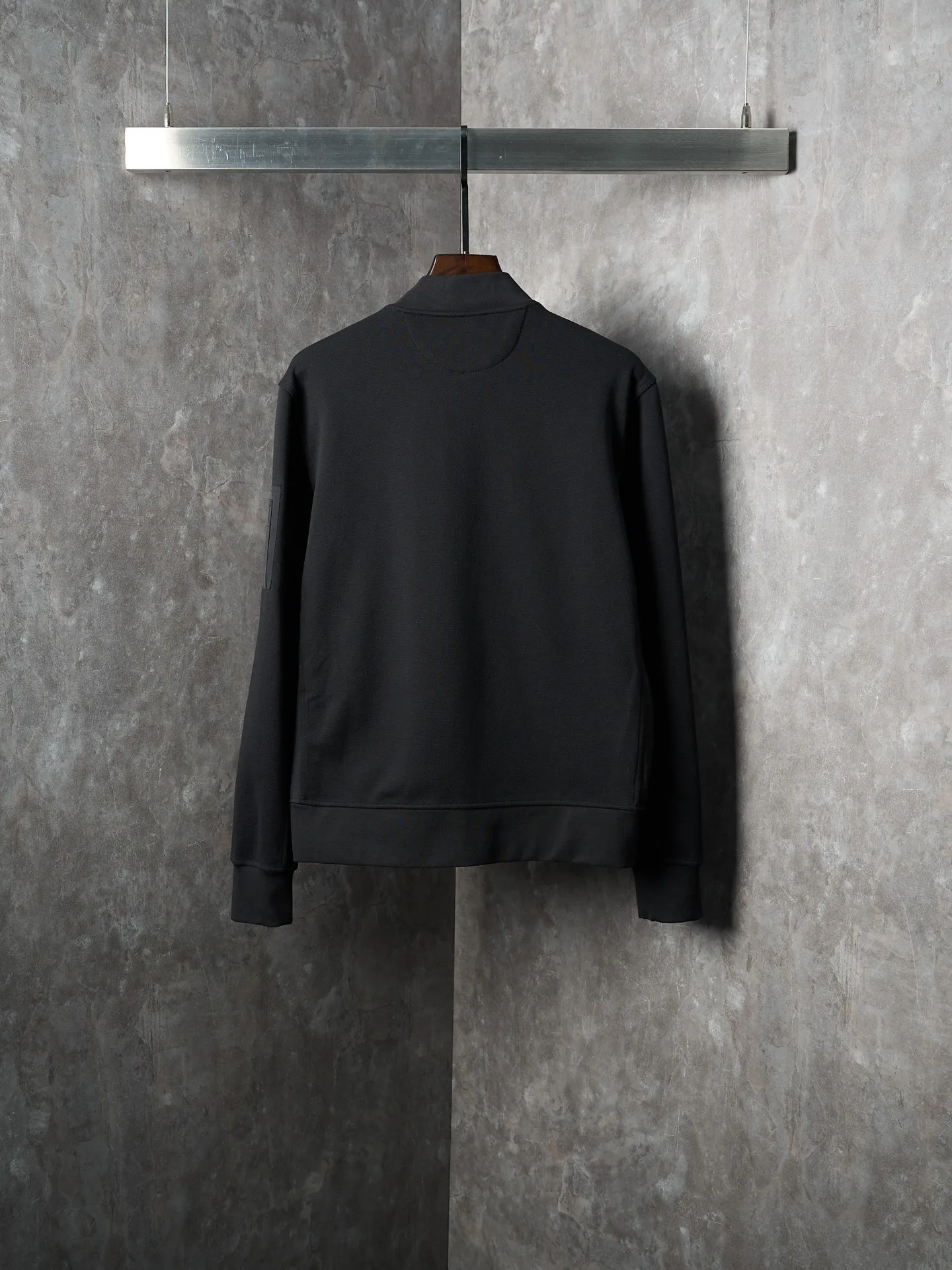 P500 Actual auction】Ralph Lauren/Ralph Lauren embroidered pony logo zipper baseball collar cotton jacket [Ready stock] S M L The hidden pocket on the left sleeve is hidden in the shape. The collar chain linkage layered design is effortlessly advanced. The golden ratio of lightness and warmth. Warm but not heavy. Heavy but not stiff. Uses imported machine embroidery technology. Uses advanced computer control systems and precision mechanical components to realize the iconic pony embroidery operation. High precision. The lines are smooth and delicate. Needle and shuttle splicing technology can make full use of the respective advantages of knitted fabrics and woven fabrics. By choosing the appropriate sewing process and stitches, the splicing parts can be ensured to be strong and beautiful. Template machine bag opening. The preset template guides the position, shape and size of the bag opening. The accuracy ensures the quality of the bag opening effect and the loose version.